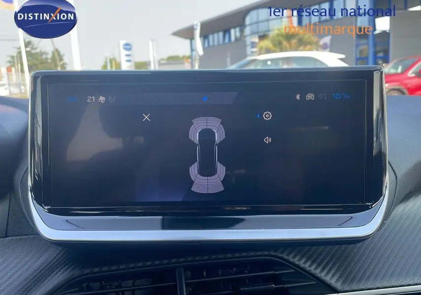 Écran tactile central affichant l'aide au stationnement du Peugeot 2008 gris Artense, vue intérieure frontale.