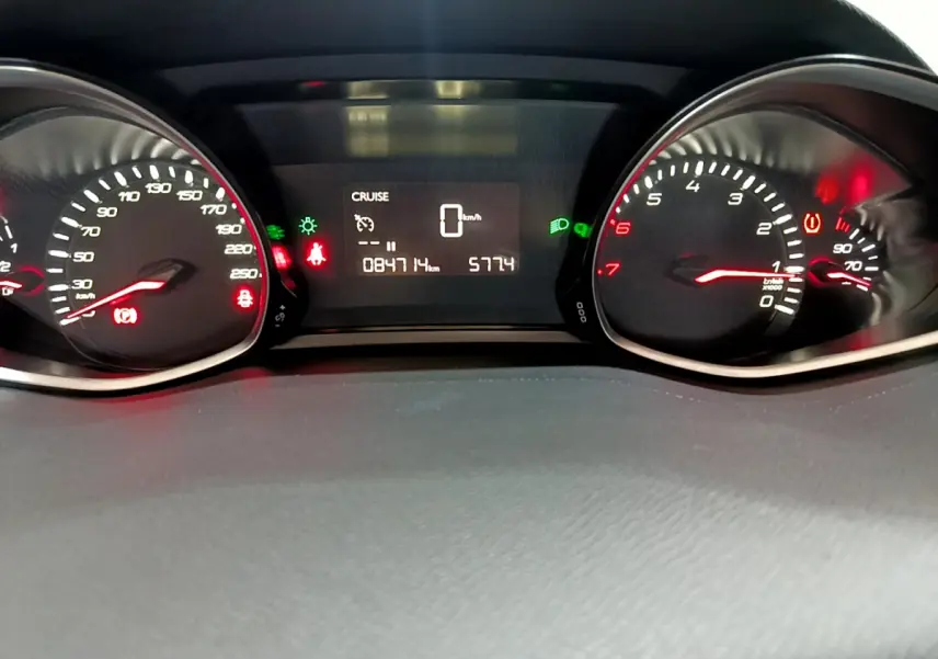 Tableau de bord de Peugeot 308 Puretech 110 S&S Style 2020, affichage digital et compteurs analogiques éclairés.