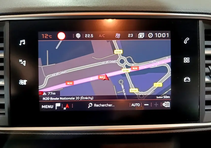 Écran tactile central de navigation 9,7 pouces du Peugeot 308 gris clair, affichant une carte routière détaillée.