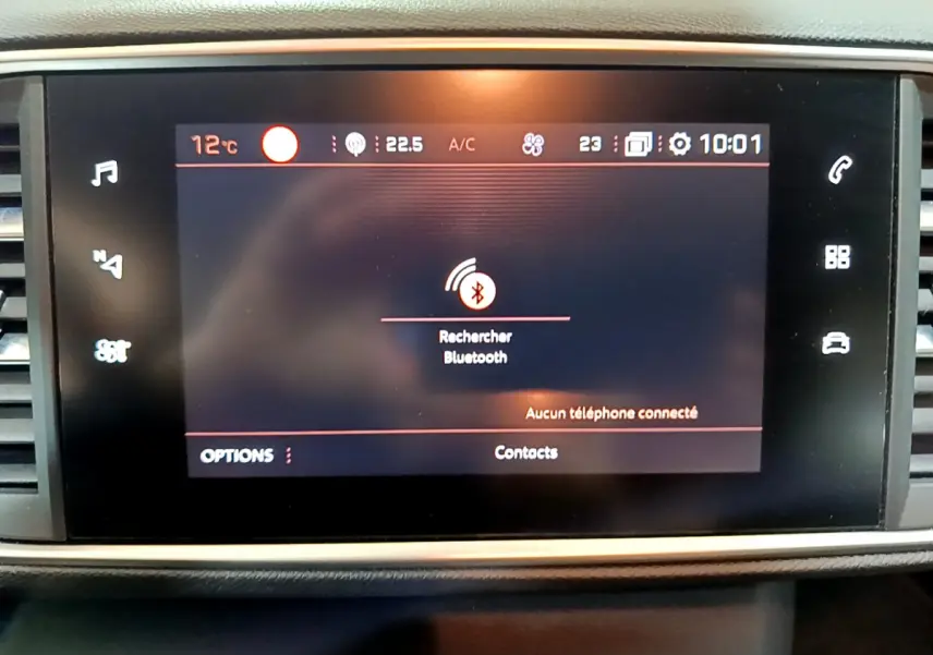 Écran tactile central de la Peugeot 308 gris clair 2020 affichant la recherche Bluetooth, vue intérieure frontale.