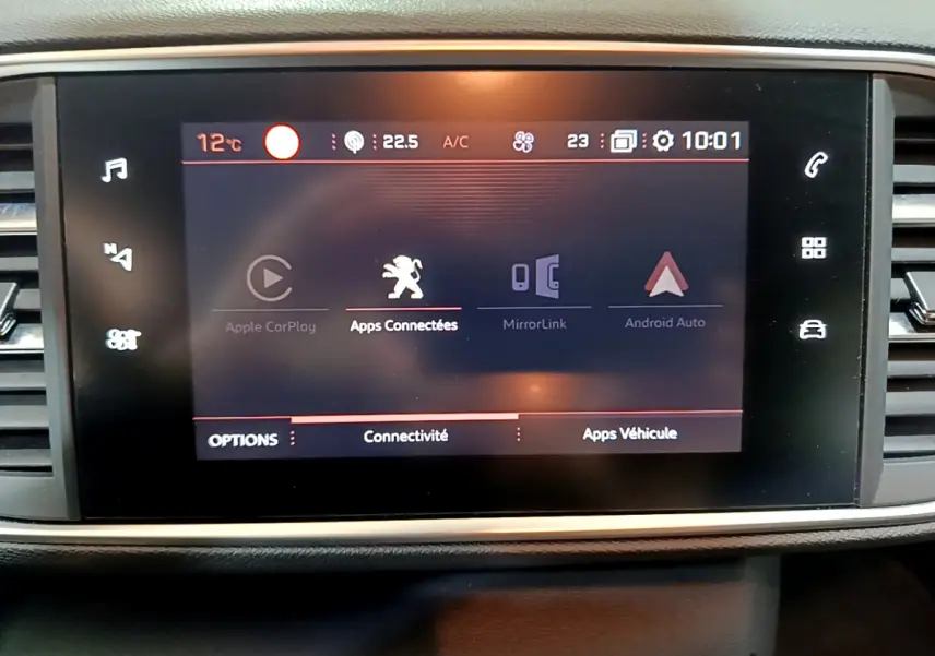 Écran tactile central de la Peugeot 308 gris clair 2020 affichant les options Apple CarPlay et Android Auto.