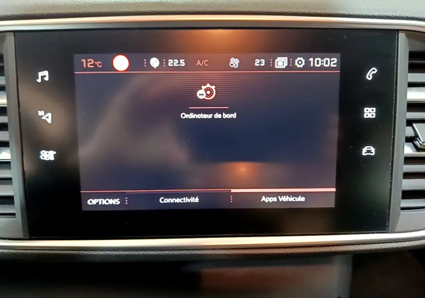 Écran tactile central de la Peugeot 308 Puretech 110 S&S Style 2020 affichant l'ordinateur de bord et les réglages climatisation.