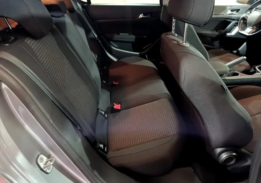 Vue intérieure côté gauche montrant la banquette arrière en tissu gris de la Peugeot 308 Puretech 110 S&S Style 2020.