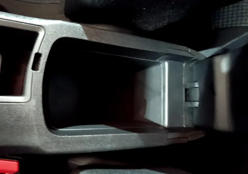 Vide-poche central intérieur en plastique gris foncé de la Peugeot 308 Puretech 110 S&S Style 2020