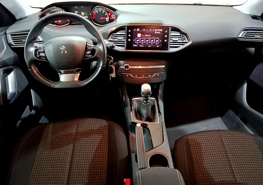 Intérieur Peugeot 308 Puretech 110 S&S Style 2020, vue frontale du tableau de bord avec écran tactile et volant cuir noir.