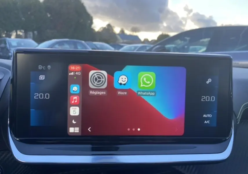 Écran tactile central du Peugeot 2008 noir 2021 affichant la navigation et applications connectées en plein jour