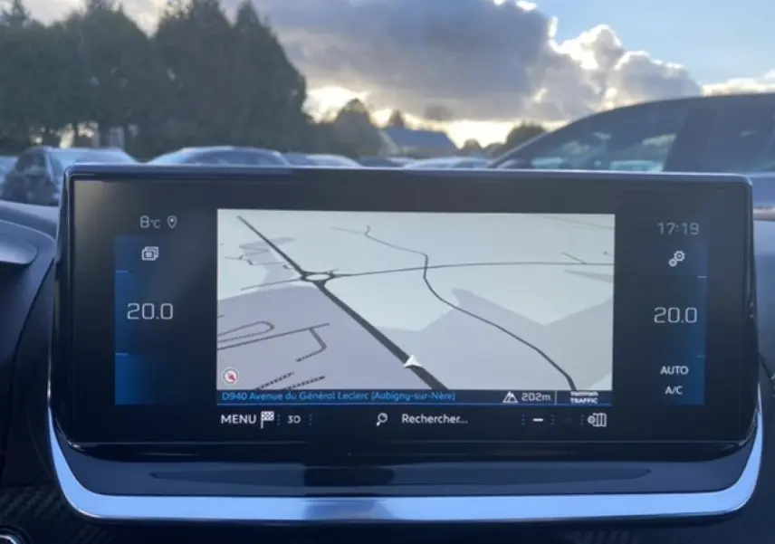 Écran tactile 10 pouces du système de navigation 3D du Peugeot 2008 noir, vue intérieure avant.