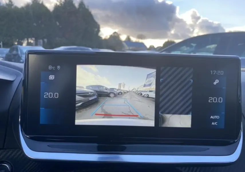Écran tactile du Peugeot 2008 noir 2021 montrant la caméra de recul avec vue arrière et température à 20°C