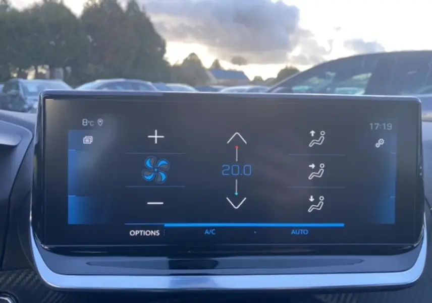 Écran tactile du système de climatisation Peugeot 2008 2021 affichant la température à 20°C en extérieur.