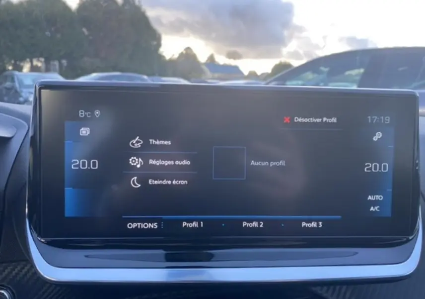 Écran tactile central du Peugeot 2008 noir de 2021 affichant les réglages audio et température à 20°C.