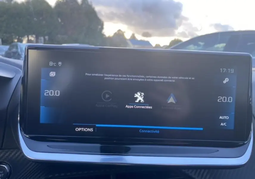 Écran tactile 10 pouces du Peugeot 2008 noir 2021 affichant la connectivité et la température intérieure à 20°C