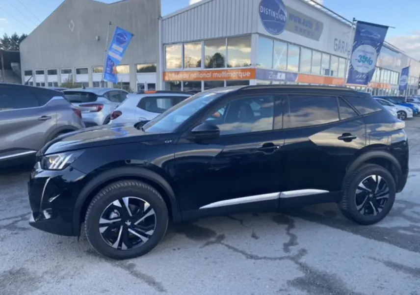 Peugeot 2008 noir vue de profil côté gauche, avec jantes noires et détails chromés sur le bas de caisse.