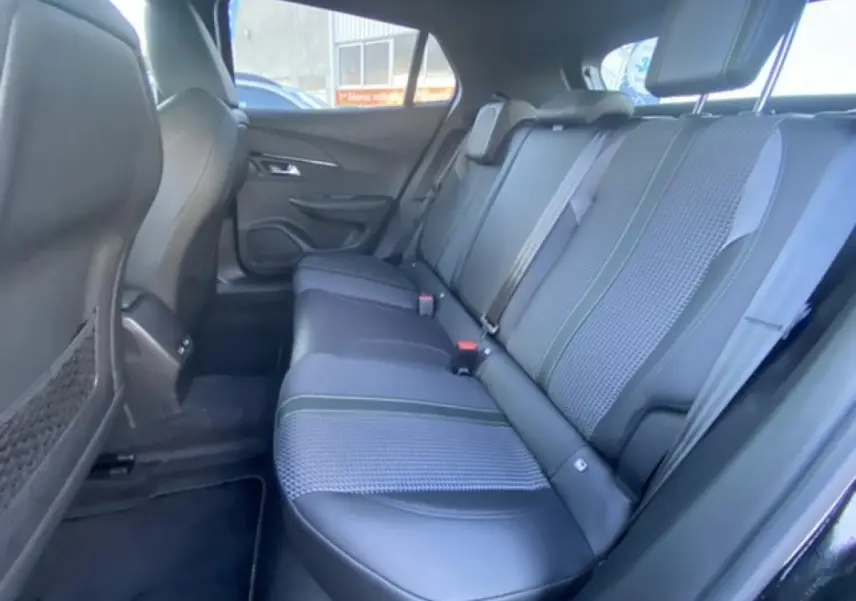 Vue intérieure côté droit des sièges arrière en tissu et cuir noir du Peugeot 2008 GT 2021 avec ceintures et appuie-têtes.