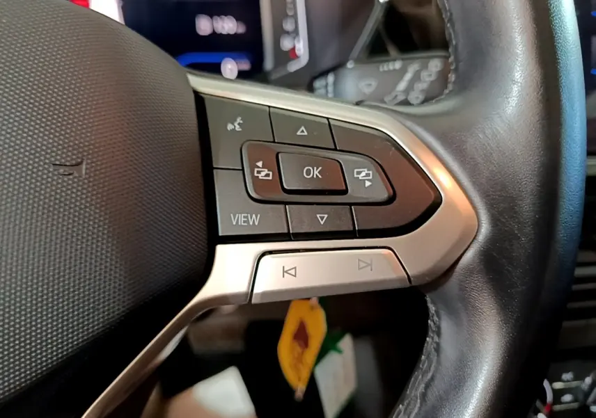 Gros plan sur le côté gauche du volant cuir multifonctions du Volkswagen T-Cross gris foncé 2023.