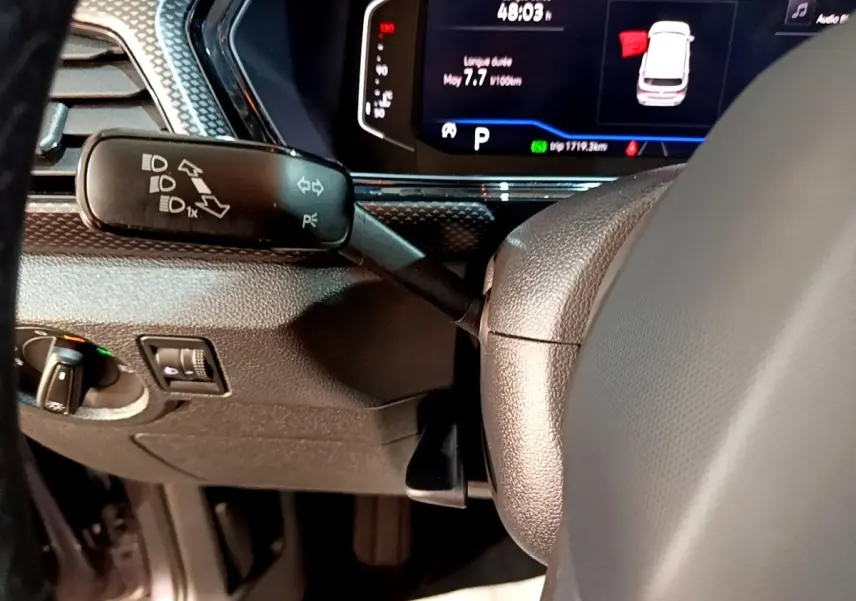 Vue rapprochée du combiné d'instruments numérique et du volant cuir gris foncé du Volkswagen T-Cross 2023.