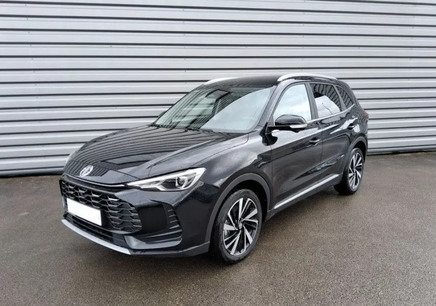 Vue 3/4 avant d'un MG ZS 1.5 Hybrid+ 197 Luxury Pebble Black avec jantes bi-ton et calandre imposante.