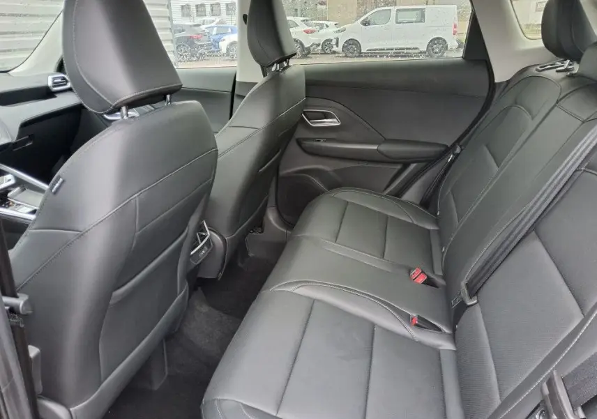 Vue intérieure côté droit des sièges arrière en cuir noir du MG ZS 1.5 Hybrid+ 197 Luxury 2026 avec finitions soignées.