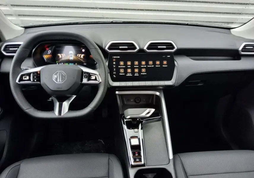 Vue intérieure frontale du tableau de bord et volant noir du MG ZS 1.5 Hybrid+ 197 Luxury avec écran tactile central.
