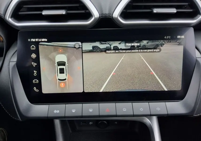 Vue rapprochée de l’écran central du MG ZS Pebble Black 2026 montrant la caméra 360° et la vue arrière en marche arrière.