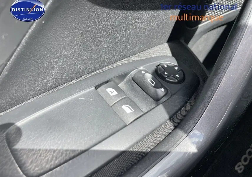 Gros plan sur les commandes électriques de vitres côté conducteur d'un Peugeot 2008 noir métal, finition Style 2016.