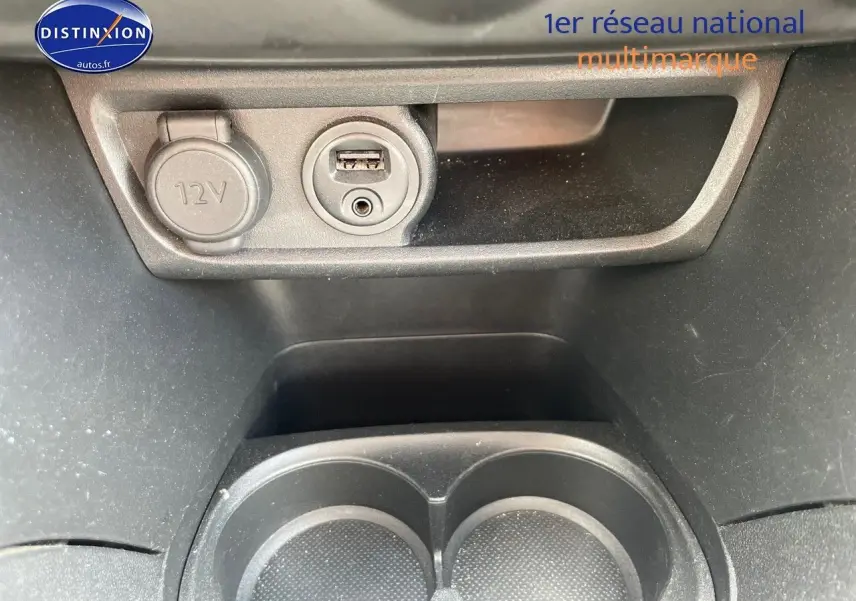 Prise 12V et port USB intégrés dans la console centrale d'une Peugeot 2008 noire, version 2016 essence.