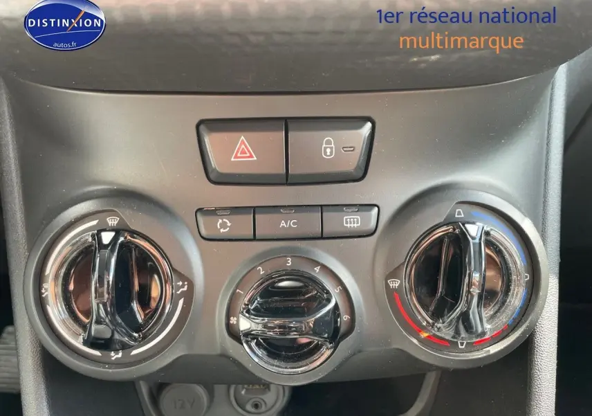 Commandes de la climatisation et des alertes de la Peugeot 2008 noire, avec boutons de réglage et ventilation visibles en gros plan.