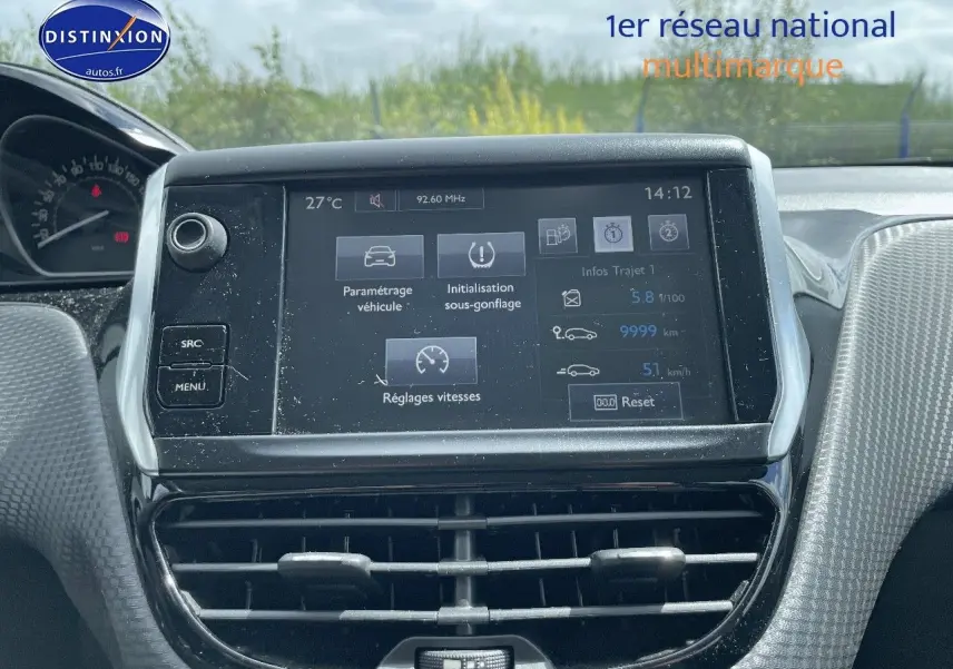 Écran tactile central du tableau de bord de la Peugeot 2008 noir métal, affichant les réglages du véhicule et la température extérieure.