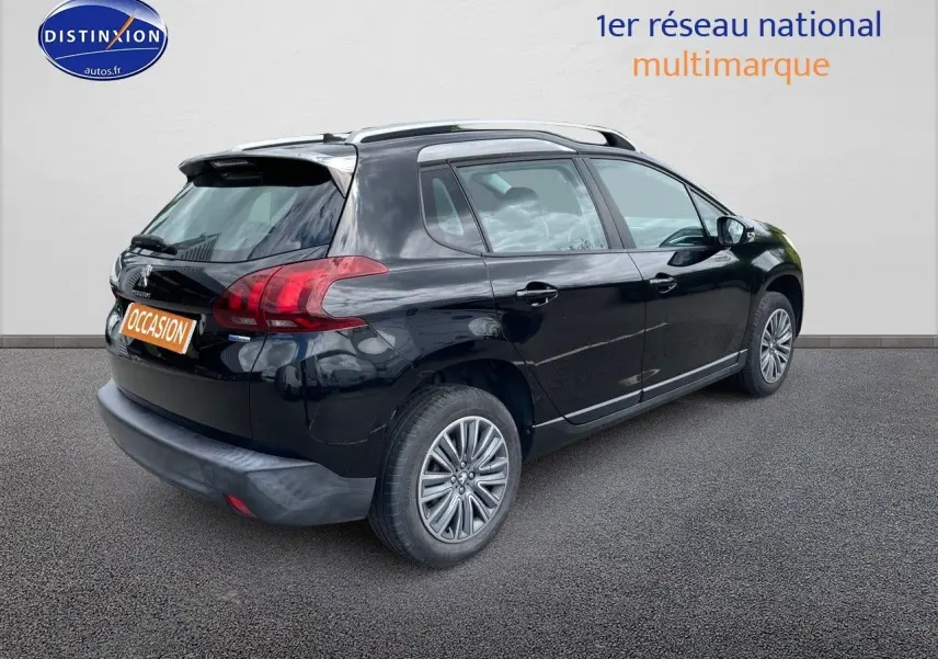 Peugeot 2008 noir métal vue 3/4 arrière droit, mettant en valeur ses feux LED et ses jantes alliage.