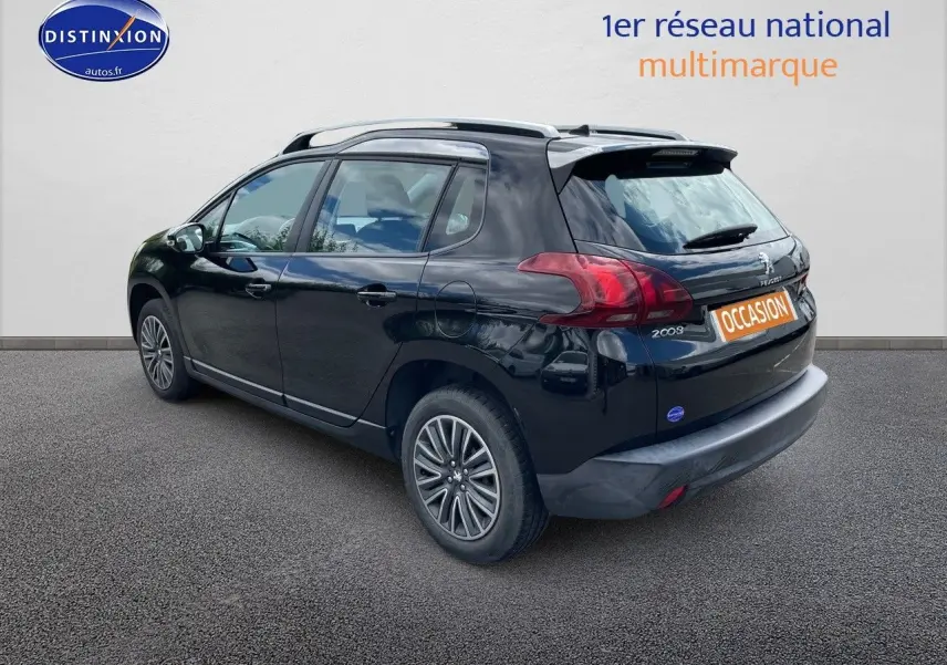 Peugeot 2008 noir métal vue 3/4 arrière côté gauche, avec feux arrière rouges et jantes alliage.