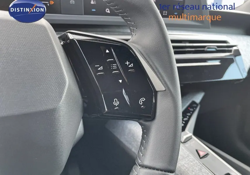 Détail du volant cuir noir du Peugeot 3008 Hybrid 136ch Allure 2025 avec commandes vocales et téléphone intégrées.