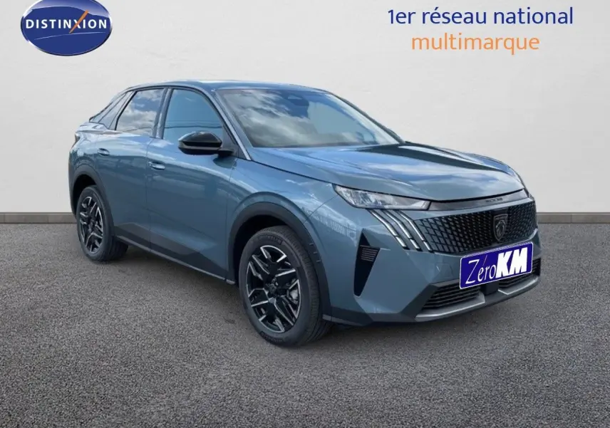 Peugeot 3008 Hybrid bleu Ingaro métal en 3/4 avant droit avec calandre noire et jantes noires.