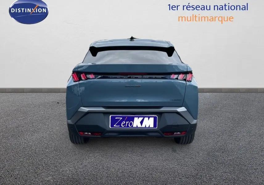 Vue arrière d'un Peugeot 3008 HYBRID bleu Ingaro Metal, soulignant ses feux LED et son design moderne.