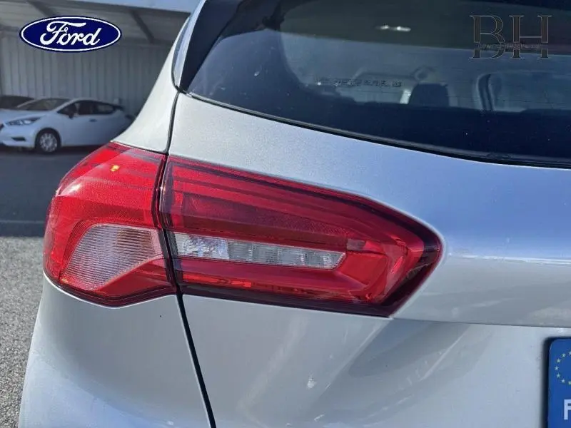 Gros plan sur le feu arrière gauche d'une Ford Focus 2020 gris lunaire métallisé, soulignant ses lignes modernes.