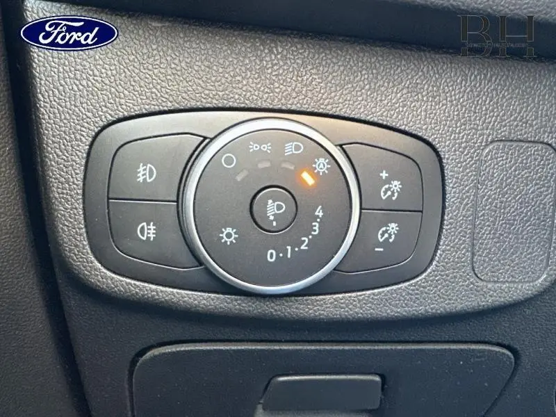 Gros plan sur la commande d'éclairage du tableau de bord d'une Ford Focus gris lunaire métallisé, modèle 2020.