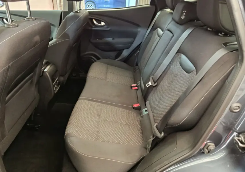 Vue intérieure côté droit des sièges arrière noirs du Renault Kadjar Business Blue dCi 115 EDC 2022 gris foncé.