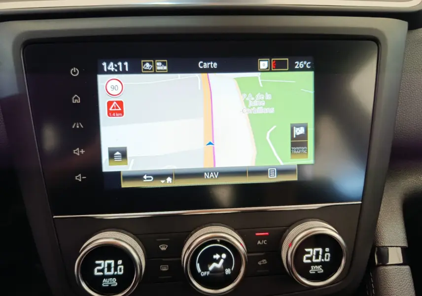 Écran tactile central avec navigation et commandes climatisation digitale du tableau de bord Renault Kadjar gris foncé 2022.