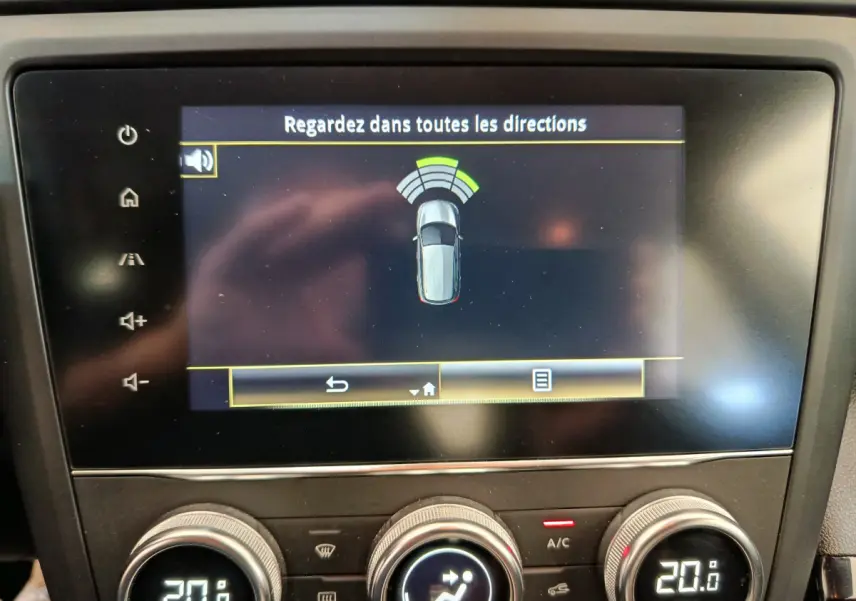 Écran tactile central du Renault Kadjar Business 2022 montrant l'alerte de proximité avec commandes climatisation à 20°C.