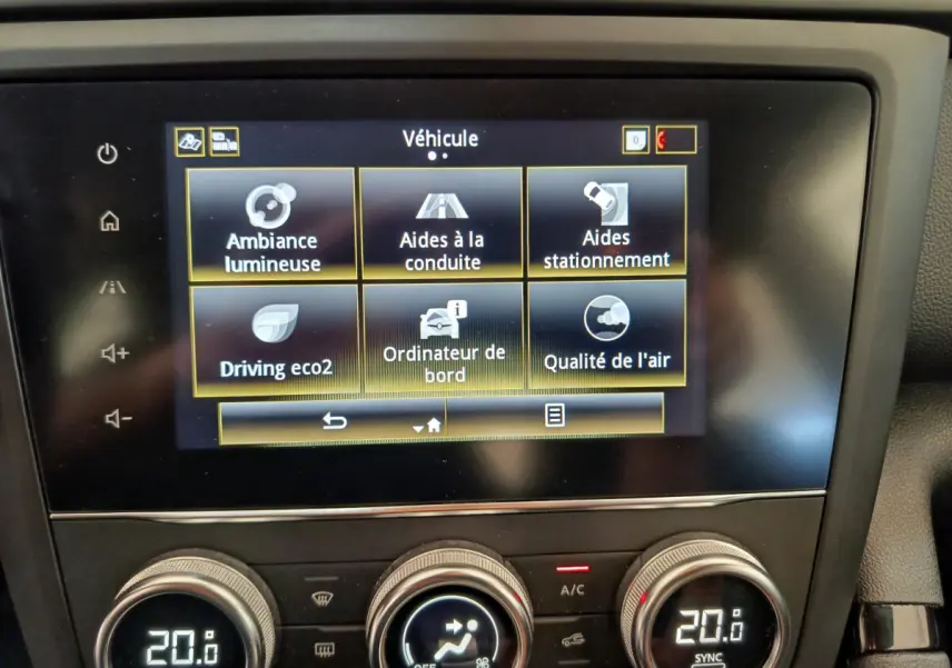 Écran tactile central du tableau de bord du Renault Kadjar Business gris foncé, affichant les aides à la conduite.
