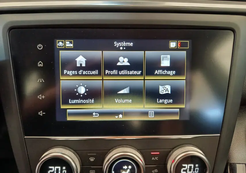 Écran tactile central du tableau de bord du Renault Kadjar Business gris foncé, affichant les réglages système.