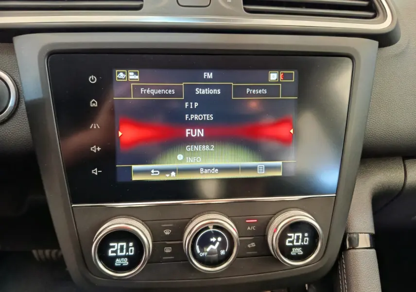 Écran tactile central et commandes climatisation affichant 20°C dans l'habitacle d'un Renault Kadjar gris foncé 2022.