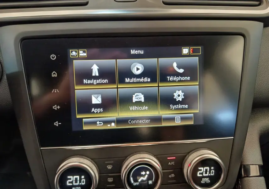 Écran tactile multimédia central avec commandes climatisation digitale du Renault Kadjar Business gris foncé, vue intérieure rapprochée.