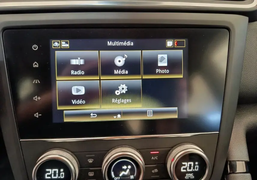 Écran tactile multimédia et commandes de climatisation digitale du tableau de bord du Renault Kadjar gris foncé 2022.