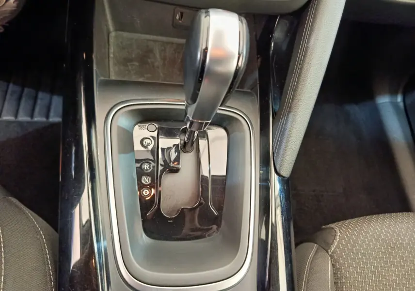 Le levier de vitesses automatique noir brillant du Renault Kadjar Business 2022 vu de dessus avec frein à main cuir.