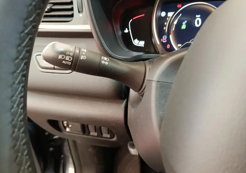 Gros plan sur la manette de phares et clignotants à gauche du volant du Renault Kadjar Business gris foncé 2022.