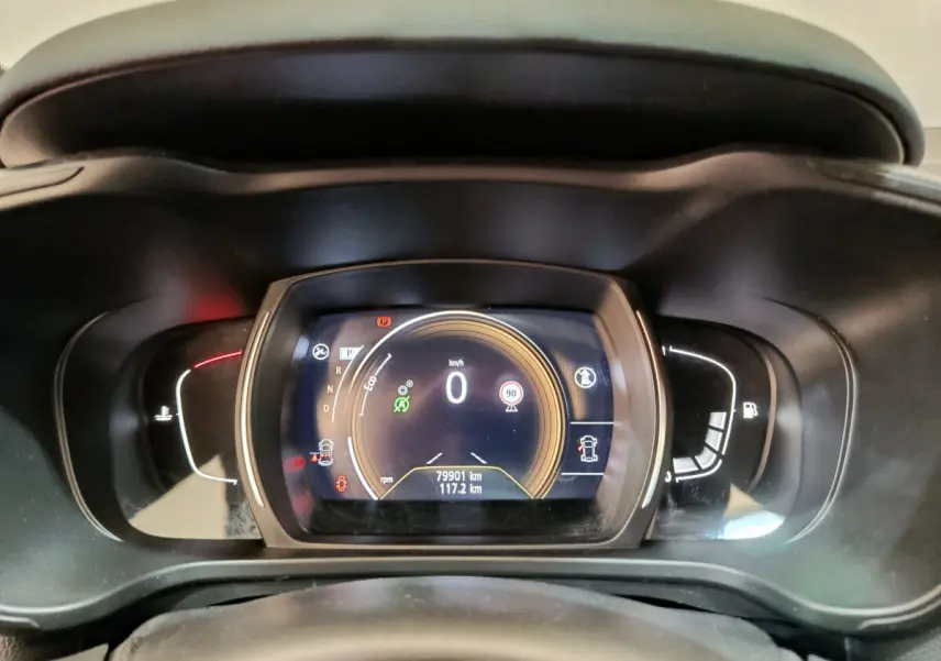 Vue rapprochée du tableau de bord numérique du Renault Kadjar 2022, affichant la vitesse à 0 km/h et 79 901 km au compteur.