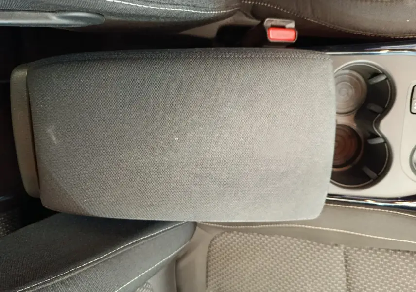 Gros plan sur l'accoudoir central et porte-gobelets du Renault Kadjar Business gris foncé, intérieur tissu noir.