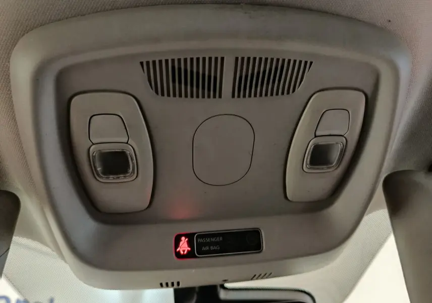 Vue intérieure du plafonnier gris clair du Renault Kadjar 2022 avec éclairage et témoin airbag passager allumé rouge.