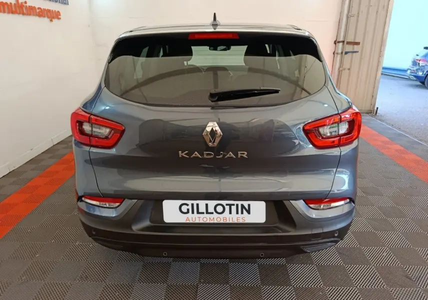 Vue arrière d'un Renault Kadjar gris foncé 2022 avec feux arrière rouges et plaque GILLOTIN AUTOMOBILES.