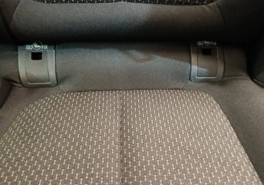 Gros plan sur l'assise arrière en tissu gris avec fixations ISOFIX du Renault Kadjar Business 2022.
