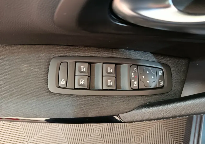 Panneau de commandes des vitres et rétroviseurs côté conducteur du Renault Kadjar Business gris foncé 2022.